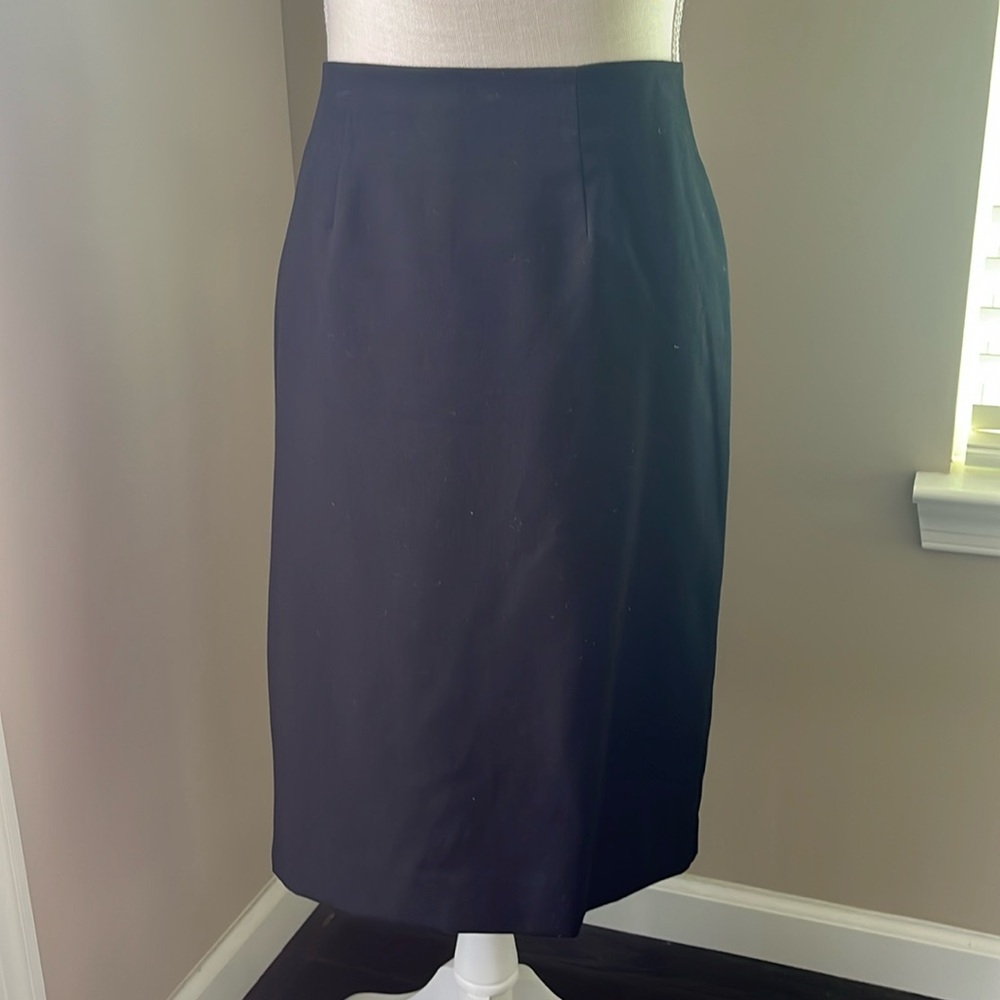 Women’s Black Lined Skirt Zip up back Size 6. Casual or Dress Up. Any Occasion